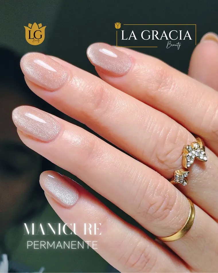 Manicure permanente nude con brillo perlado, trabajo de La Gracia Beauty