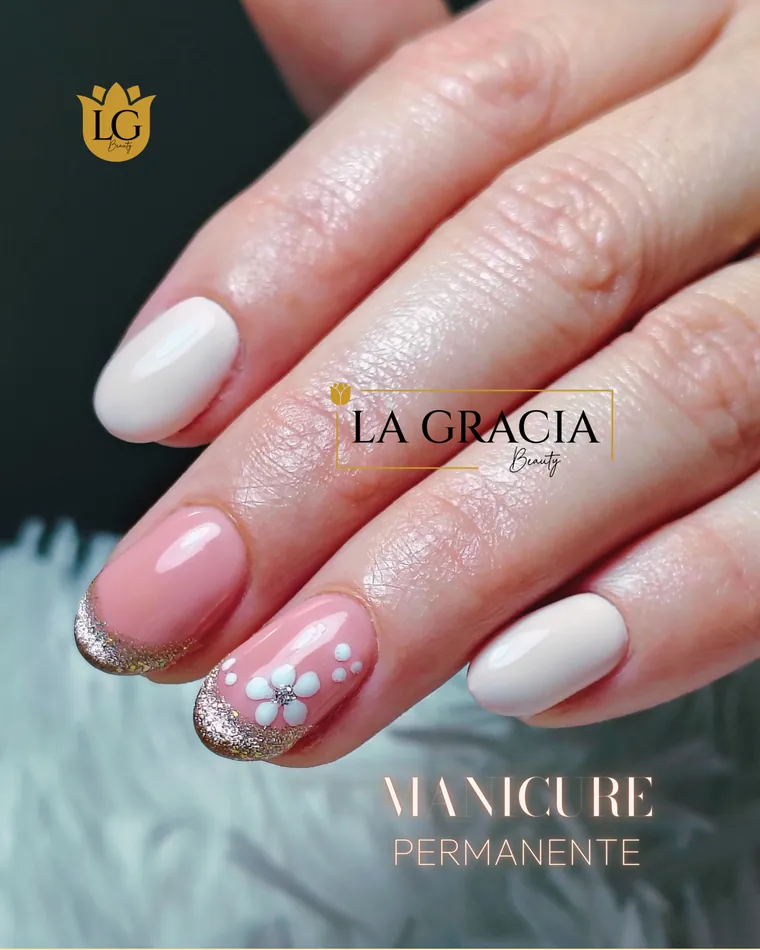 Manicure permanente blanco con una flor pintada, trabajo de La Gracia Beauty