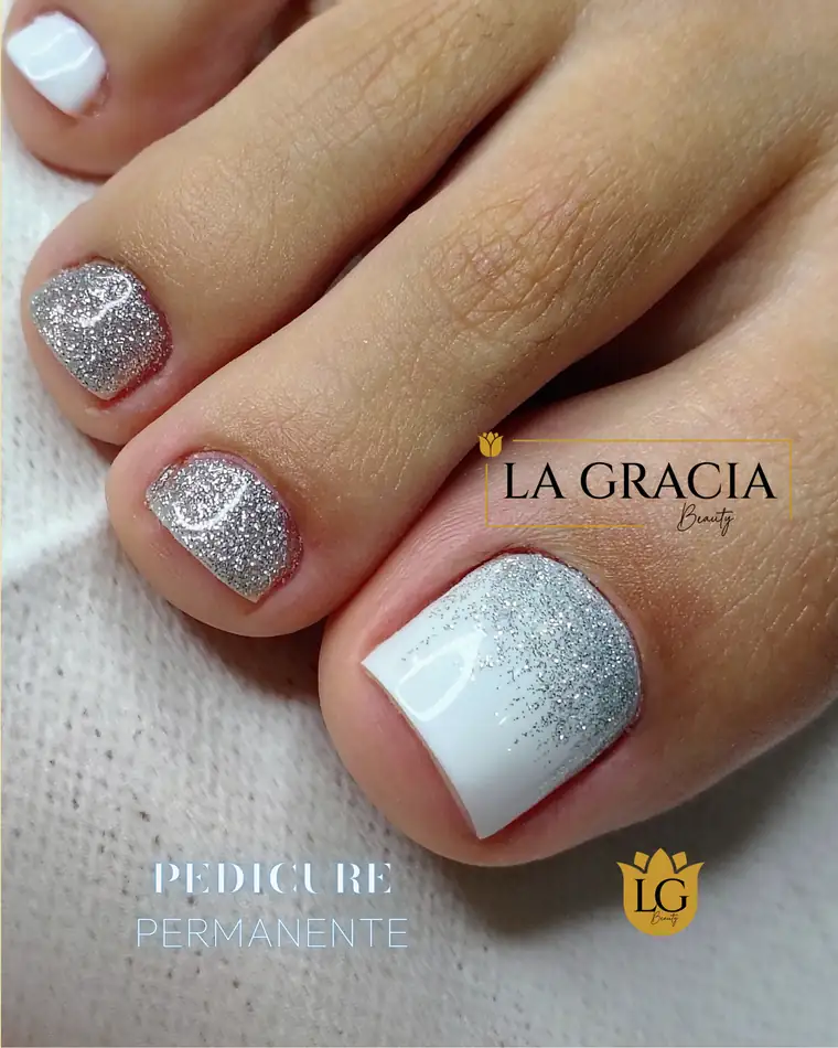 Pedicure permanente blanco y plateado con escarcha, trabajo de La Gracia Beauty