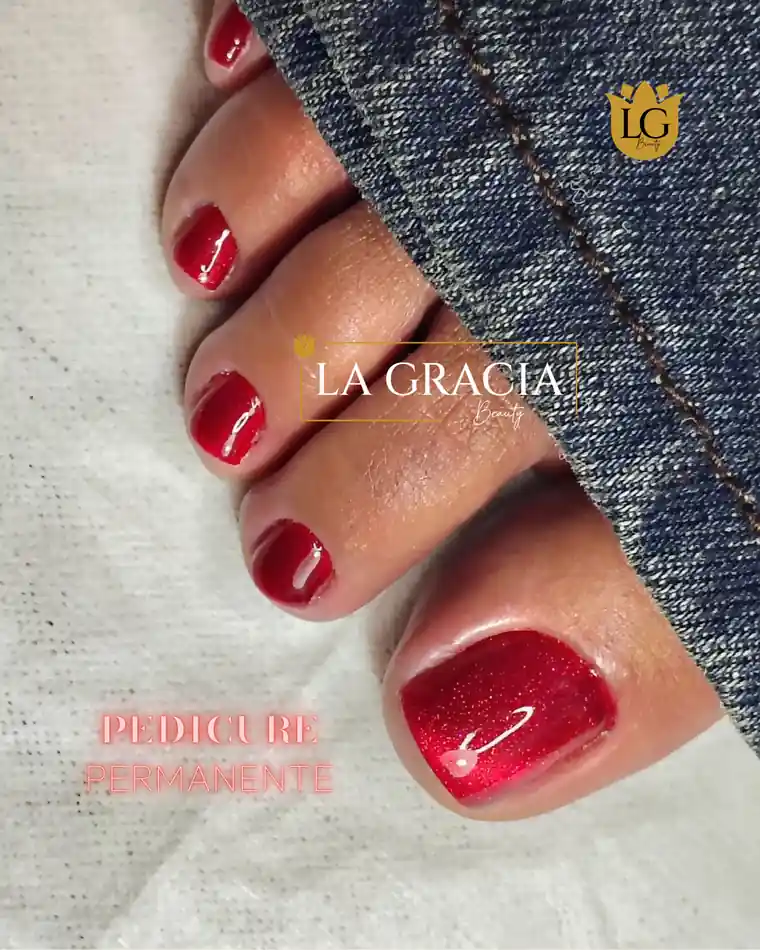 Pedicure permanente rojo, trabajo de La Gracia Beauty