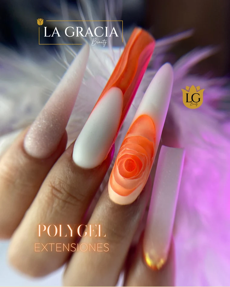 Extensiones de Polygel naranjas y blancas con una rosa pintada, trabajo de La Gracia Beauty