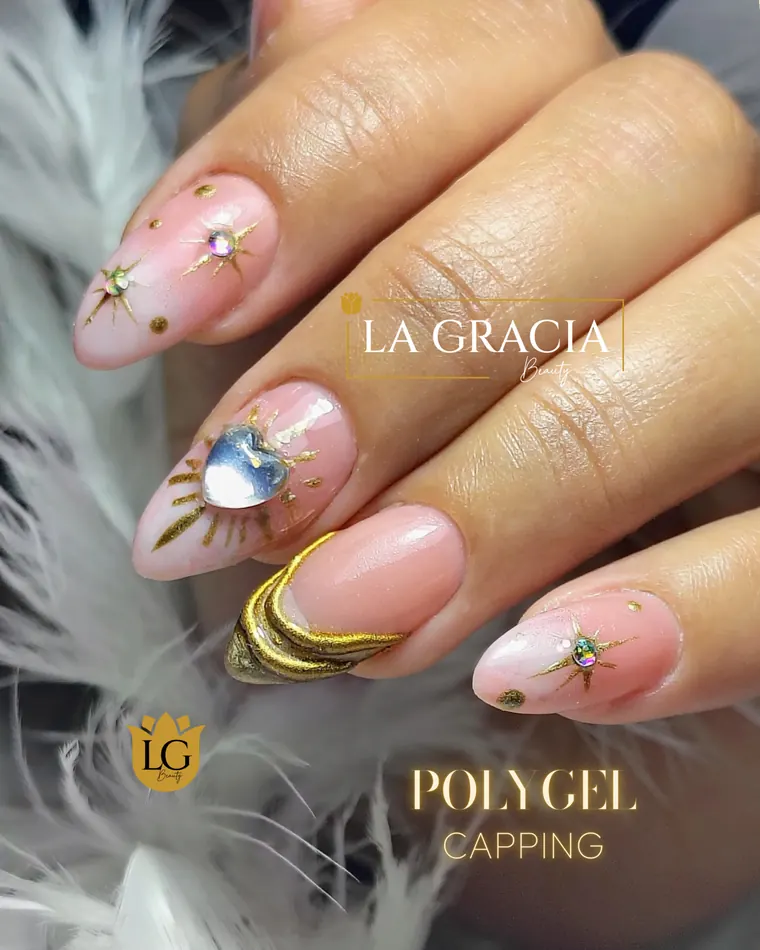 Capping de Polygel nude con cristales y un filo dorado, trabajo de La Gracia Beauty