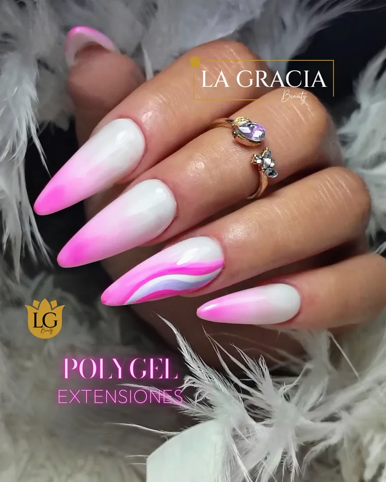Extensiones de Polygel en degradado rosa y blanco con un remolino pintado, trabajo de La Gracia Beauty
