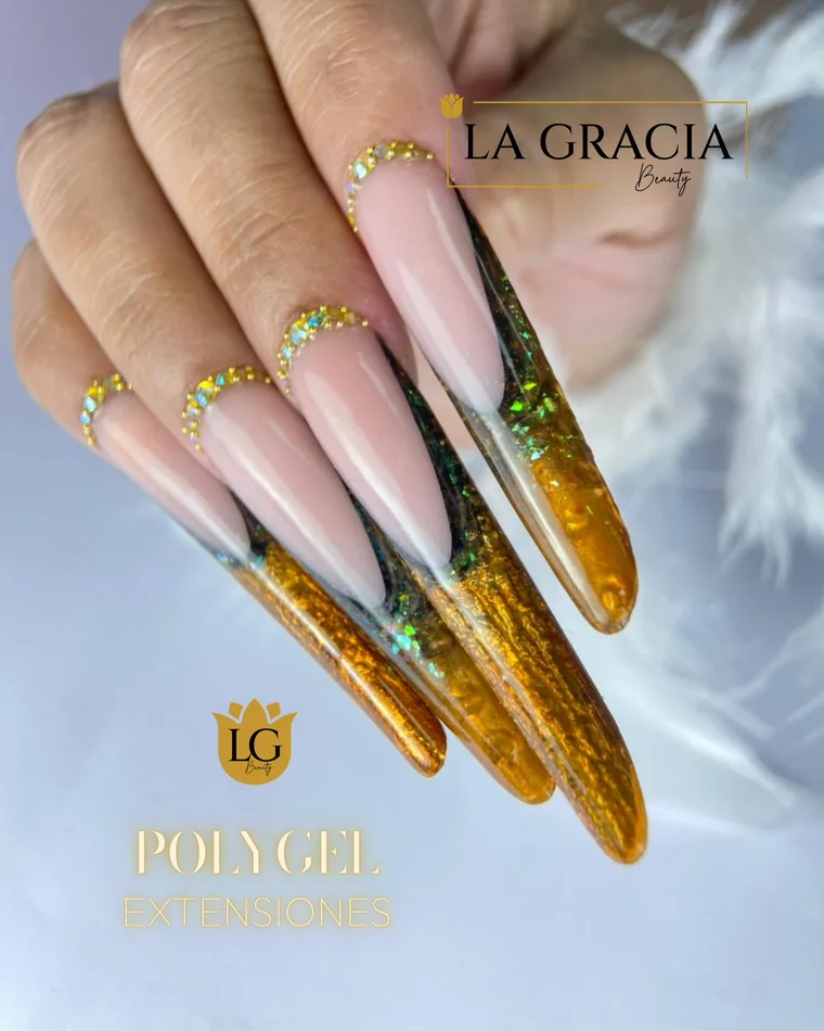 Extensiones de Polygel doradas con purpurina verde, muy largas, trabajo de La Gracia Beauty