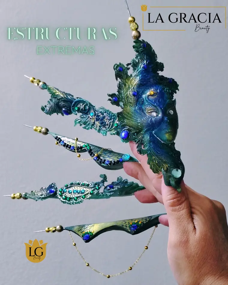 Estructura extrema azul y verde con forma de ave, sostenida en la mano, trabajo de La Gracia Beauty