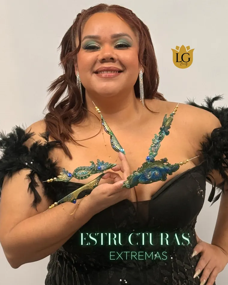 María Gracia luciendo una estructura extrema verde y dorada, trabajo de La Gracia Beauty