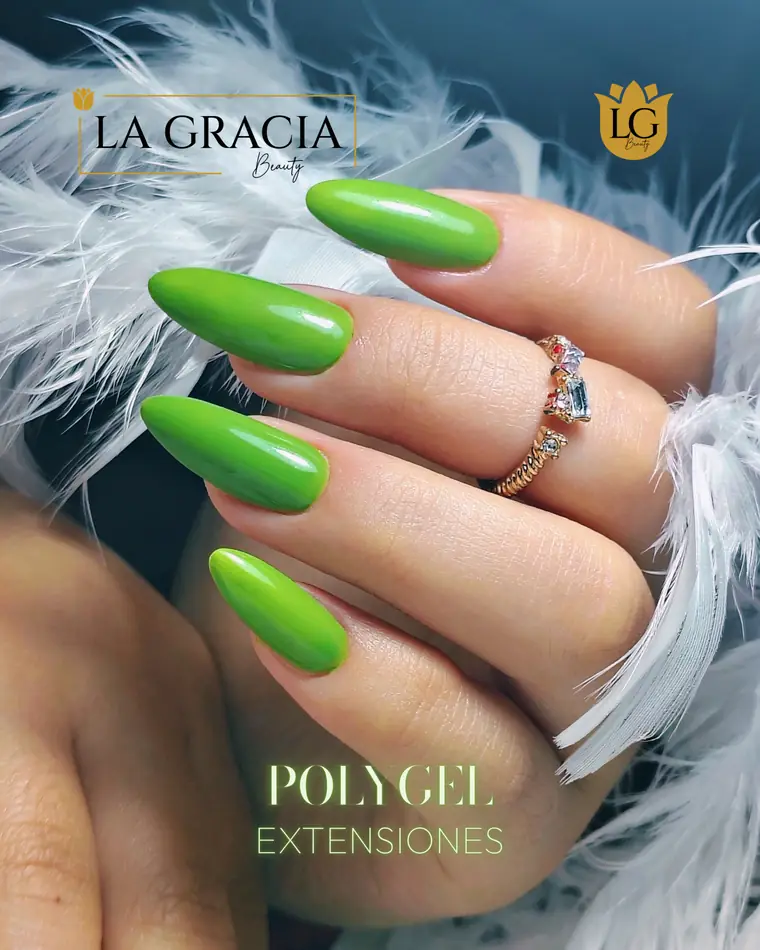 Extensiones de Polygel verde manzana, largas y almendradas, sobre plumas blancas, trabajo de La Gracia Beauty