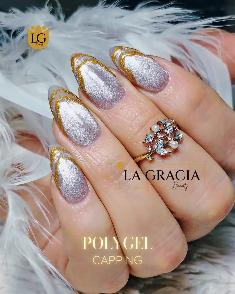 Capping de Polygel plateado y dorado cromado, con cristales, trabajo de La Gracia Beauty