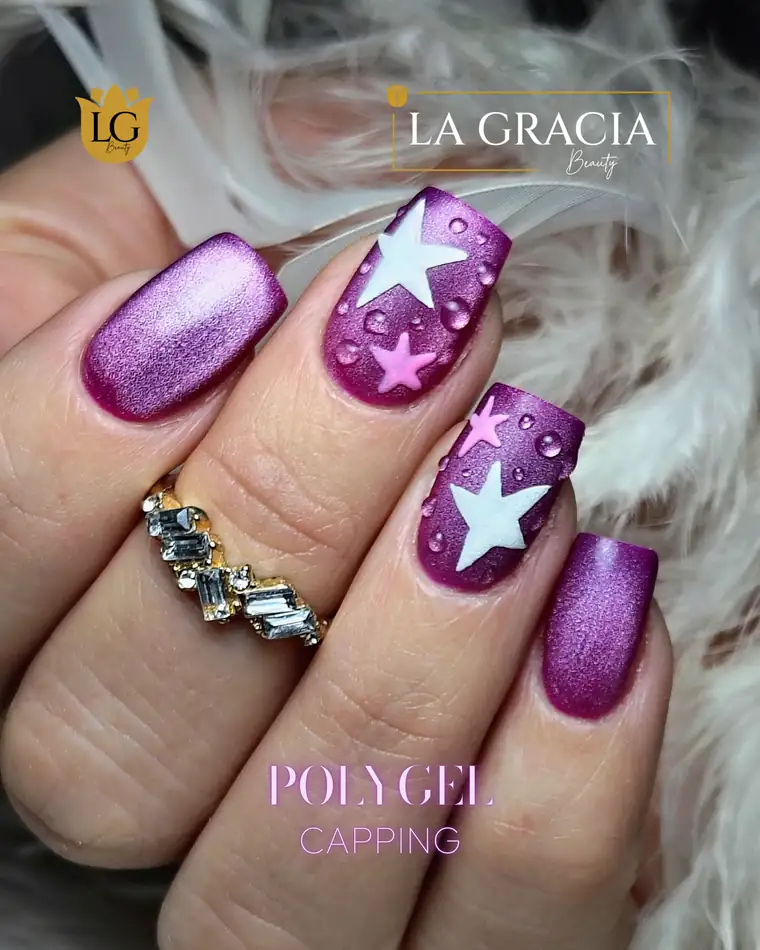 Capping de Polygel púrpura metálico con estrellas blancas, trabajo de La Gracia Beauty