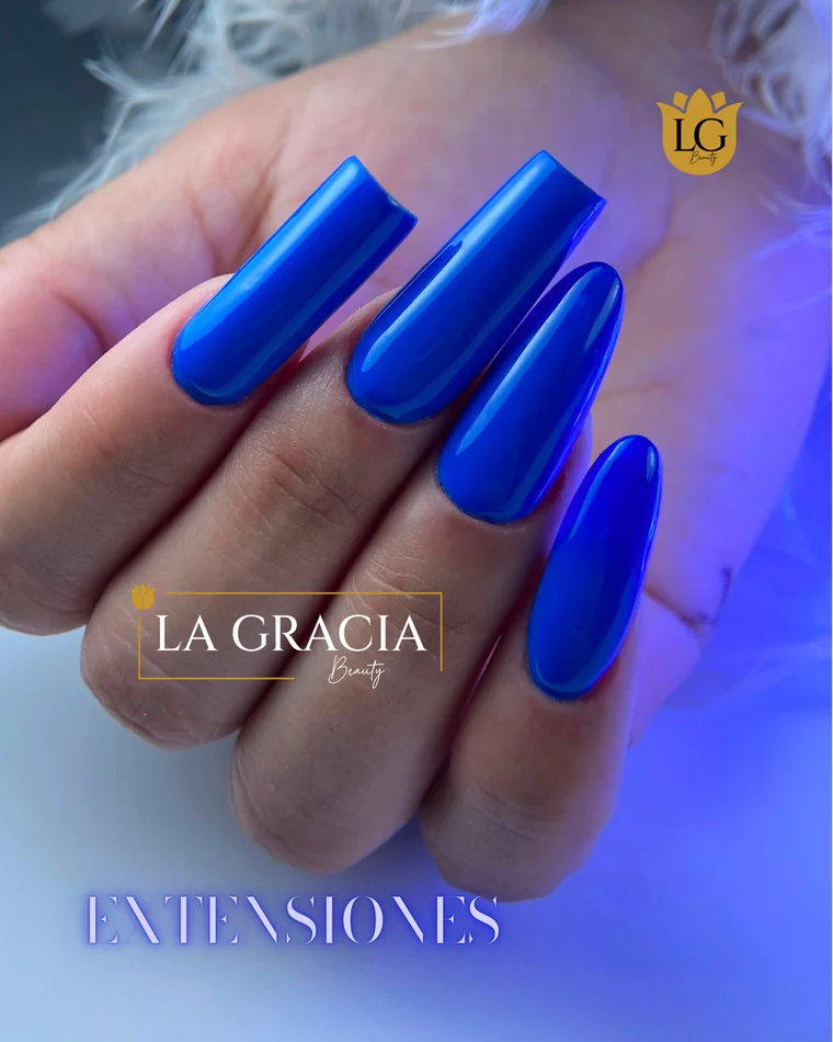 Extensiones azul cobalto brillante, trabajo de La Gracia Beauty