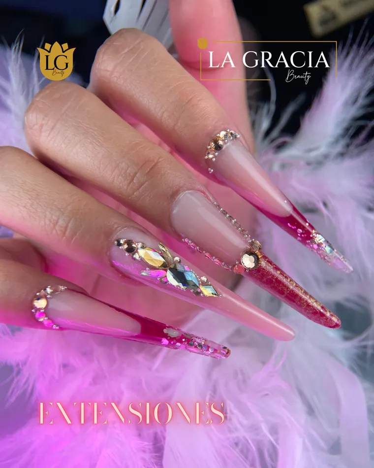 Extensiones rosa fucsia con cristales dorados, en punta larga, trabajo de La Gracia Beauty