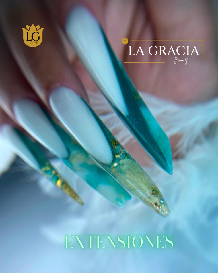 Extensiones verde agua translúcidas con destellos dorados, trabajo de La Gracia Beauty