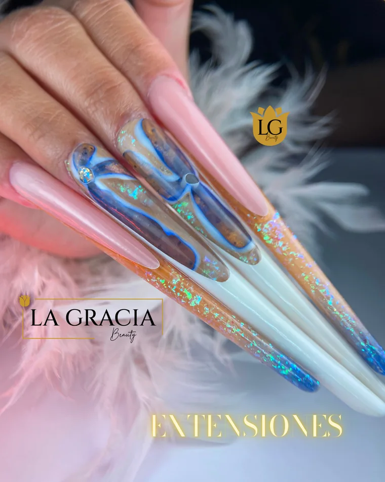 Extensiones azules y doradas con un lazo pintado, muy largas, trabajo de La Gracia Beauty