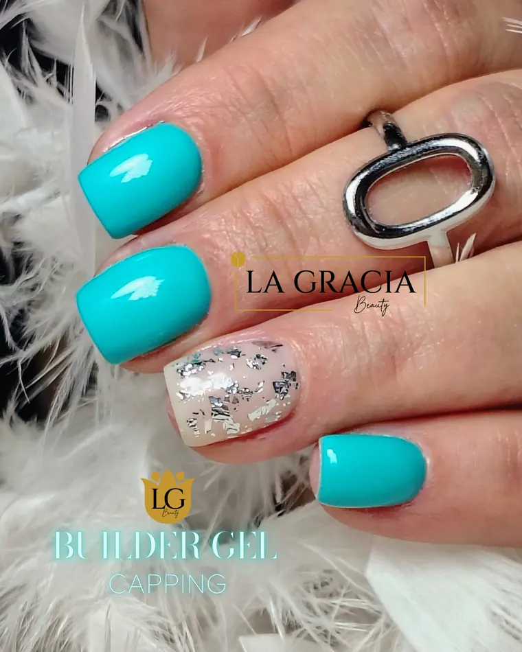 Capping de Builder Gel turquesa con una uña de escarcha plateada, trabajo de La Gracia Beauty