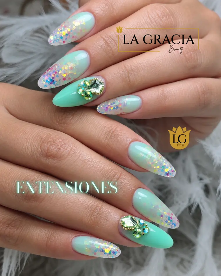 Extensiones color menta con hojuelas doradas, trabajo de La Gracia Beauty