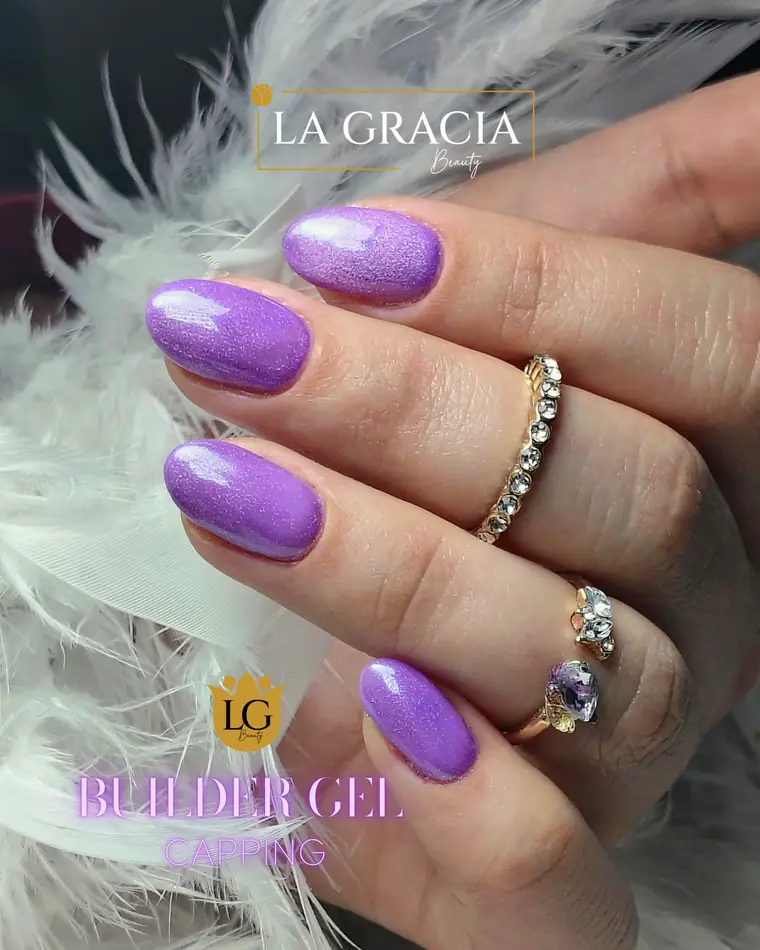 Capping de Builder Gel lila metálico con cristales, trabajo de La Gracia Beauty