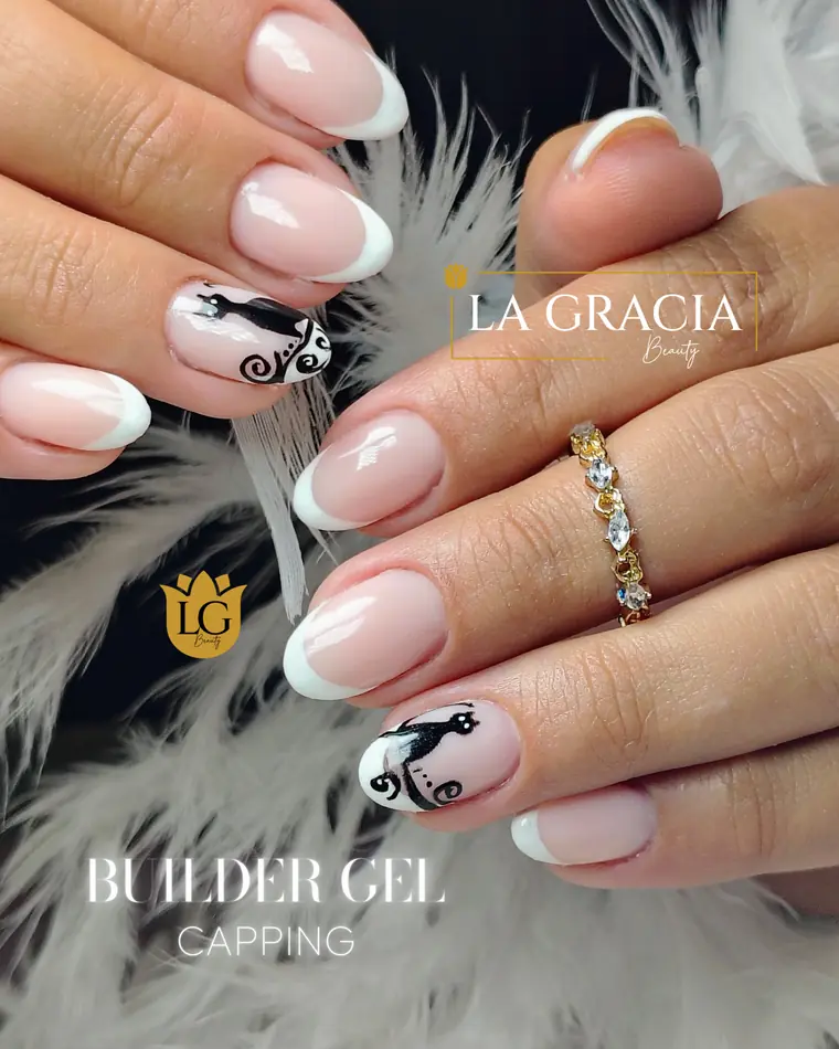 Capping de Builder Gel, francesa blanca con gatitos negros pintados, trabajo de La Gracia Beauty