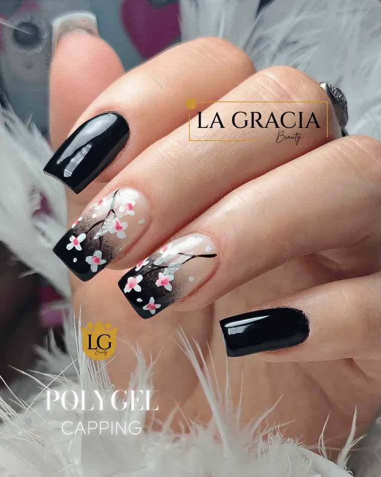 Capping de Polygel negro con flores de cerezo pintadas a mano, trabajo de La Gracia Beauty