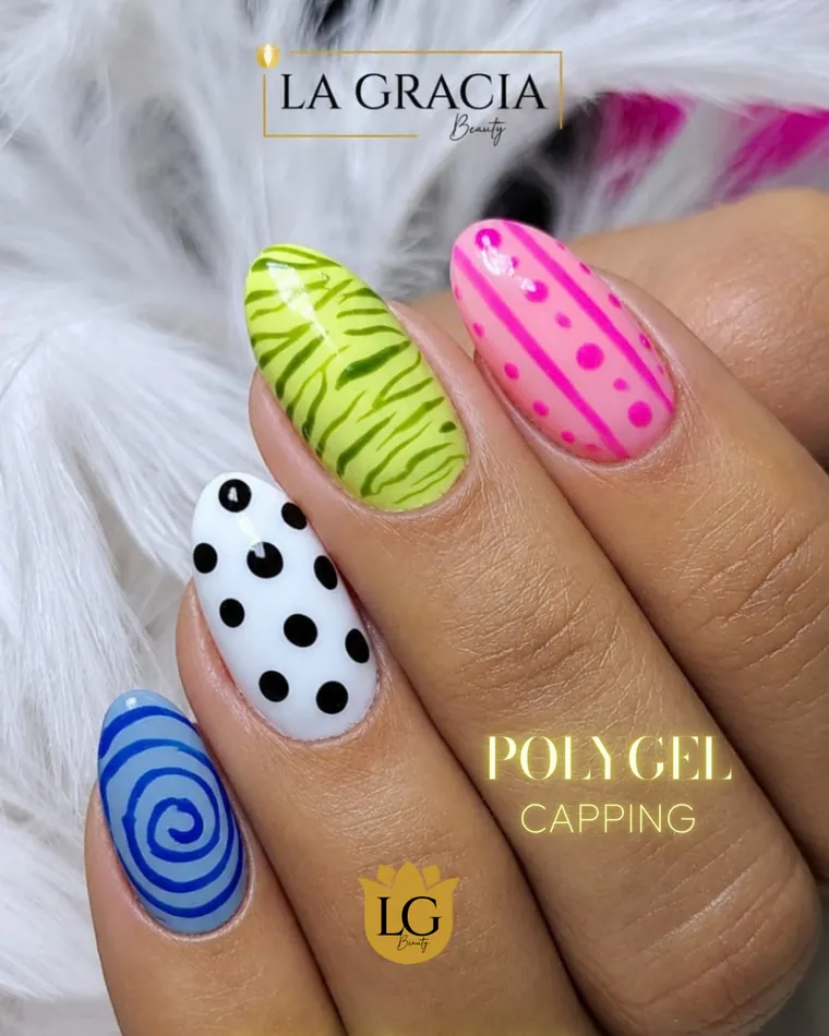 Capping de Polygel multicolor, con lunares, rayas y una espiral, trabajo de La Gracia Beauty