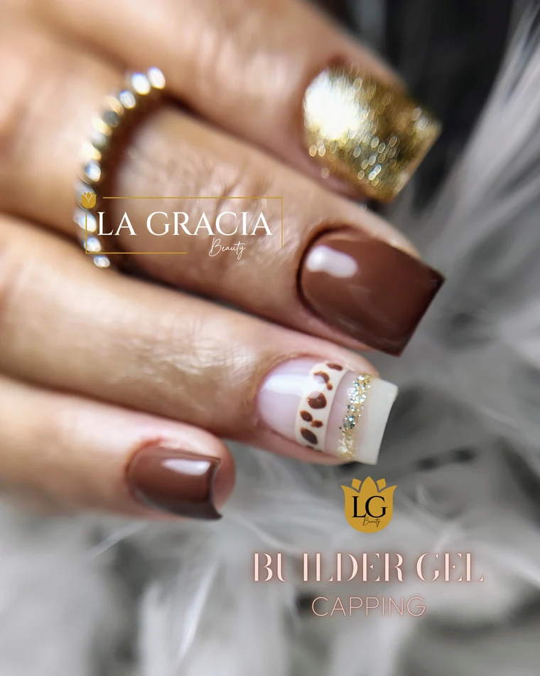 Capping de Builder Gel chocolate y oro con manchas de leopardo, trabajo de La Gracia Beauty