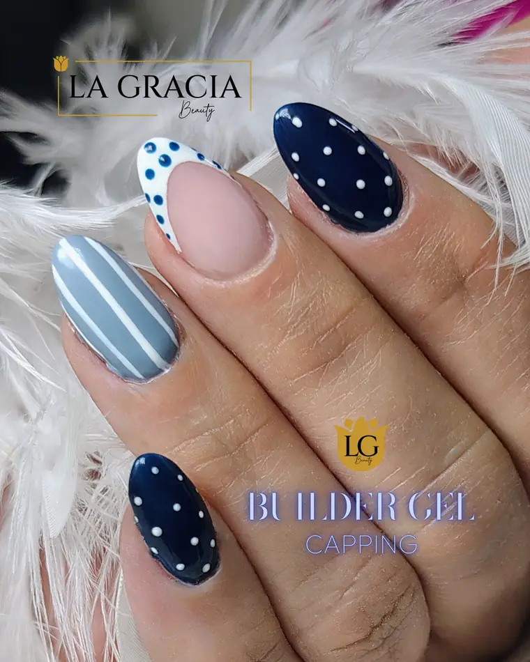 Capping de Builder Gel azul marino y celeste con lunares blancos, trabajo de La Gracia Beauty