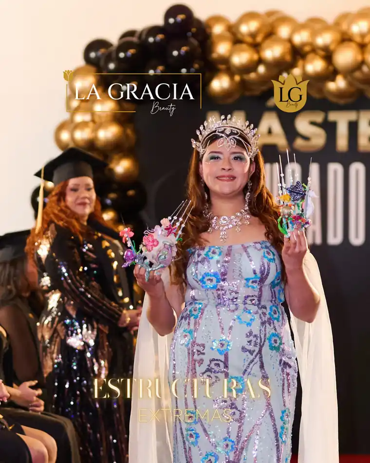 La misma modelo en el escenario, con sus estructuras extremas floreadas, trabajo de La Gracia Beauty