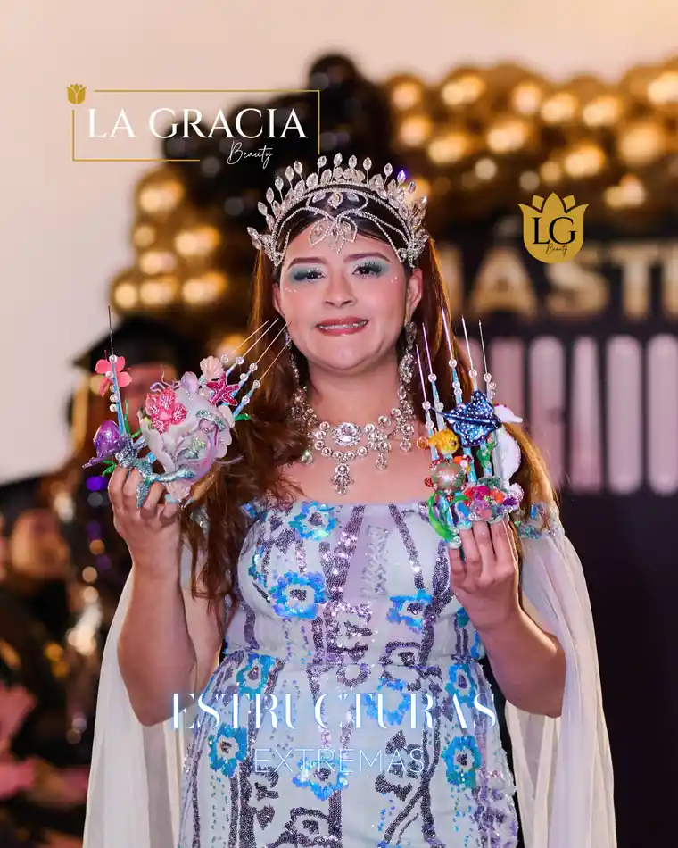 Modelo con corona y estructuras extremas floreadas, trabajo de La Gracia Beauty