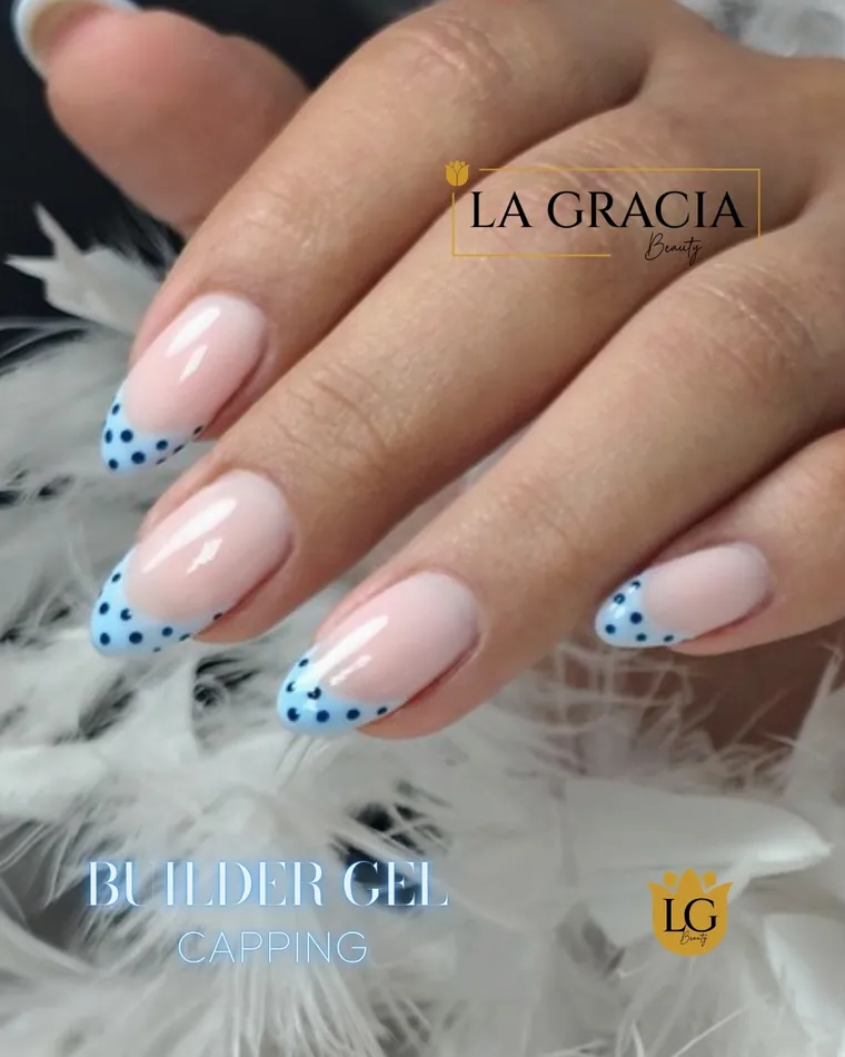 Uñas nude con lunares azules