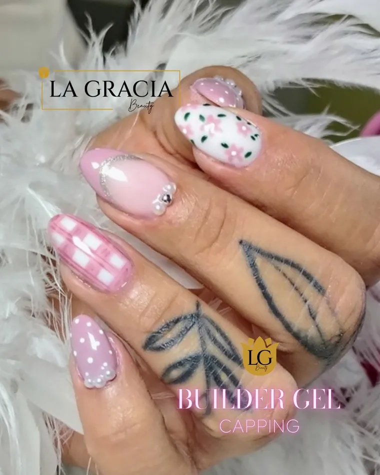 Uñas rosadas con cuadros y hojas pintadas