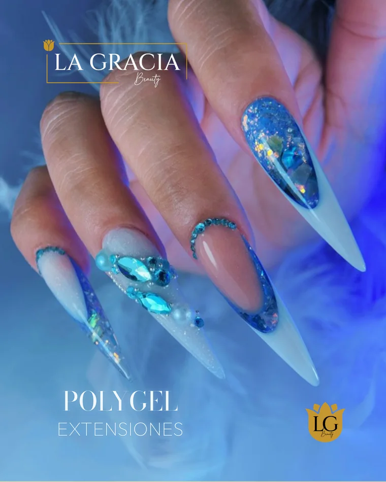 Extensiones de Polygel en azul con cristales