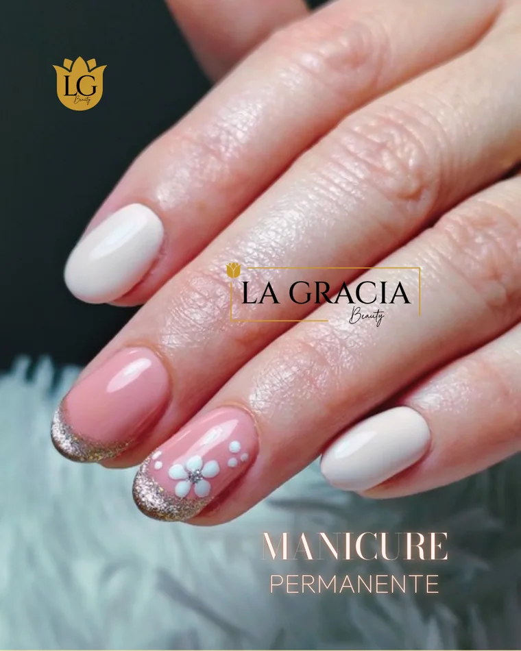 Manicure permanente en blanco y rosa con filo dorado y una flor pintada a mano