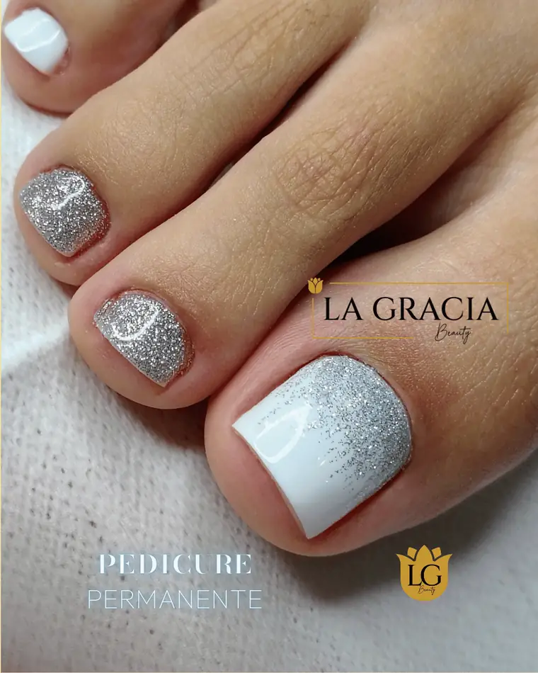 Pedicure con esmaltado permanente en plateado y blanco, trabajo de La Gracia Beauty