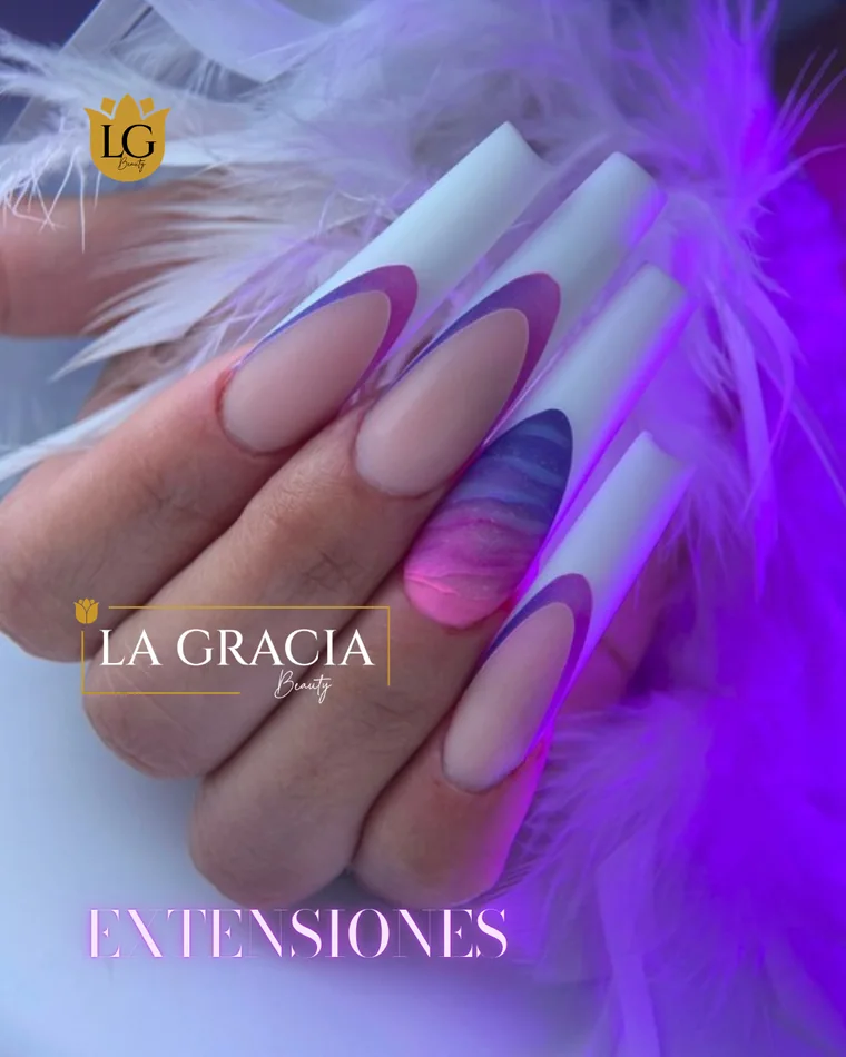 Extensiones de uñas largas en lila y rosa con veteado