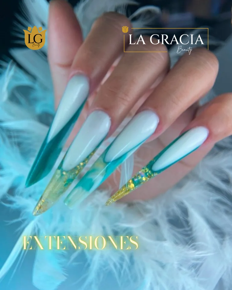 Extensiones de uñas en verde agua y blanco con destellos dorados