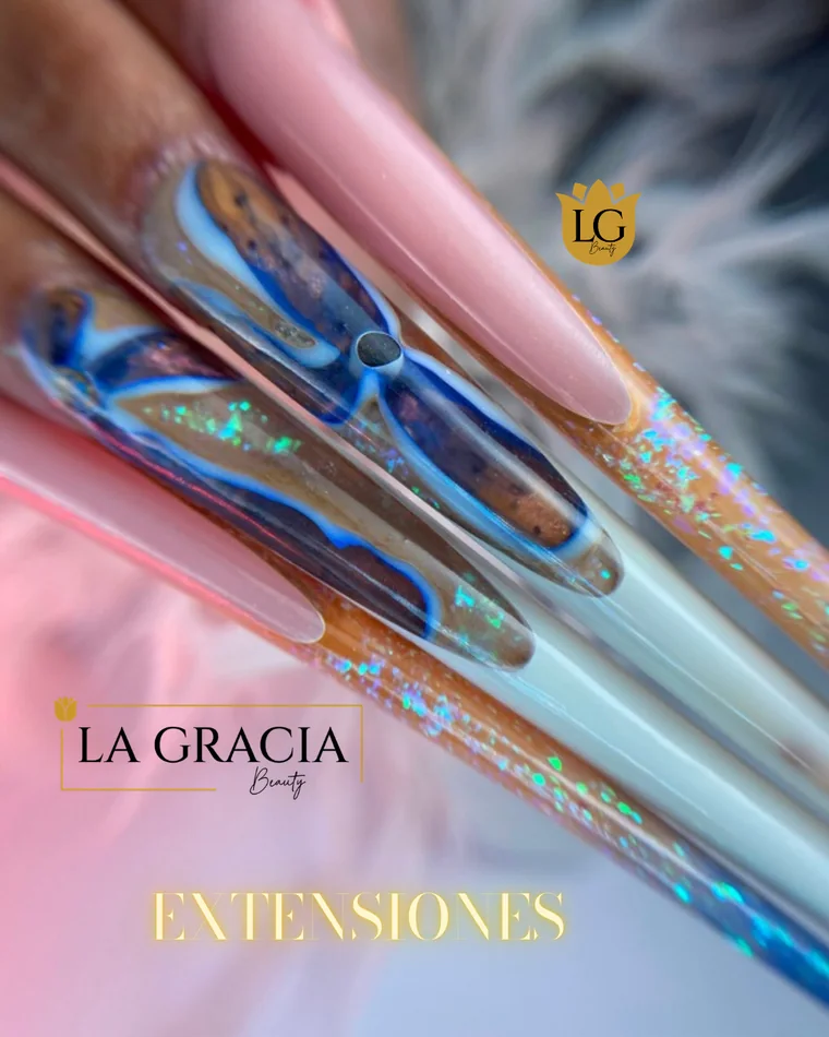 Extensiones de uñas largas con veteado azul y dorado