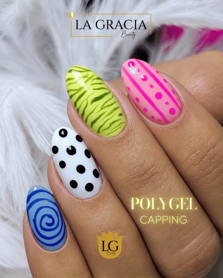 Capping de Polygel multicolor con lunares, rayas y una espiral